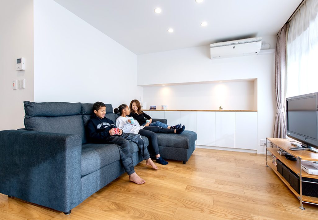 リビングでくつろぐ家族