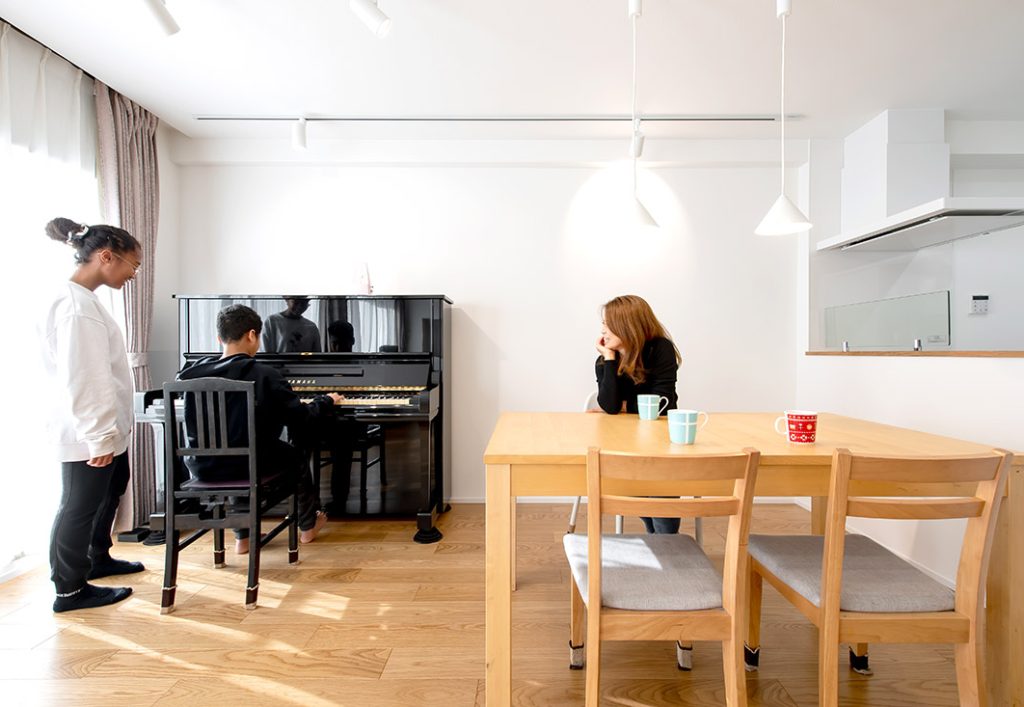 ダイニングでくつろぐ家族