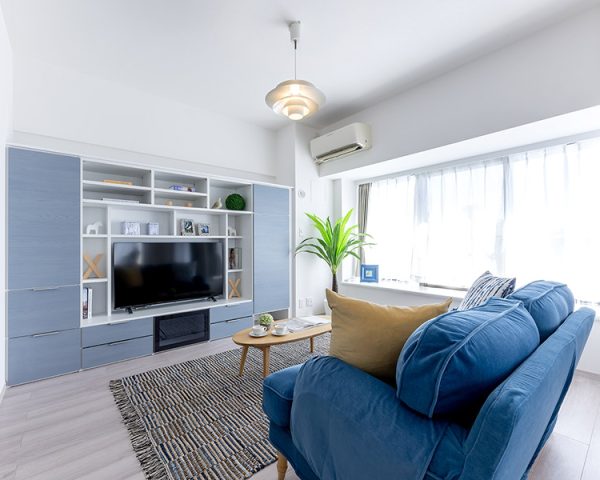 白をベースに、ブルーグレーの建具がアクセントのリビング