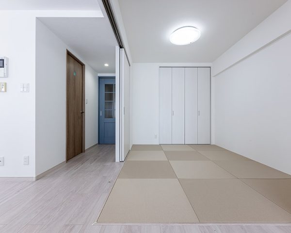 フローリングと相性の良い半畳ヘリなし畳、間仕切り扉を開ければLDKと一つながりの空間に