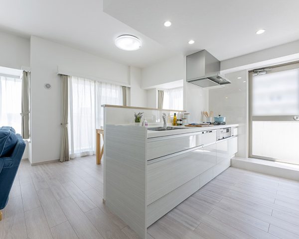 吊戸棚をとって、すっきりとしたキッチン