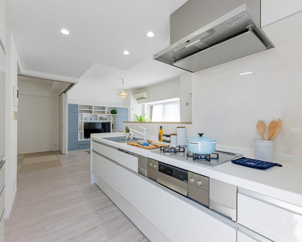 キッチン背面には揃いのカップボードを配置して、家電や食器類をまとめて収納できるようにしました。