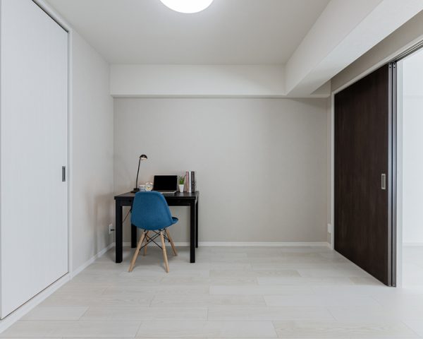 洋室とワーキングスペース