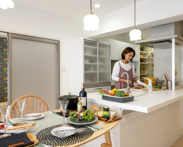 広いキッチンで料理する女性