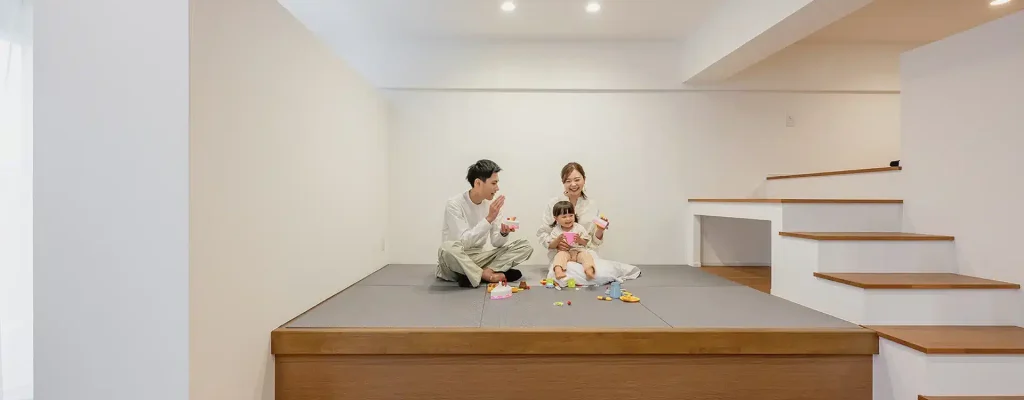 小上がりスペースで楽しむ家族