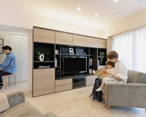 リビングで過ごす家族