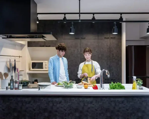 キッチンで料理をする夫婦