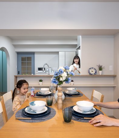 食事をする家族