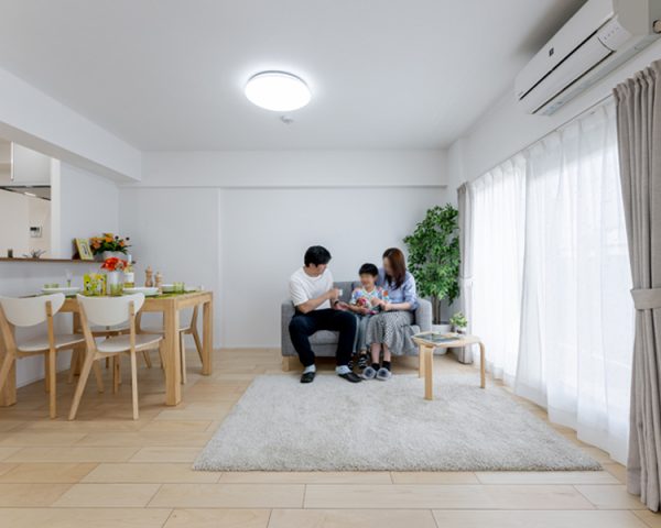 リビングでくつろぐ家族