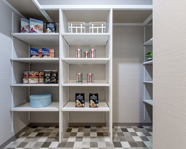 キッチン向いの納戸は、可動棚を設置し衣類や小物だけでなく、日用品も仕舞えるようにしました。