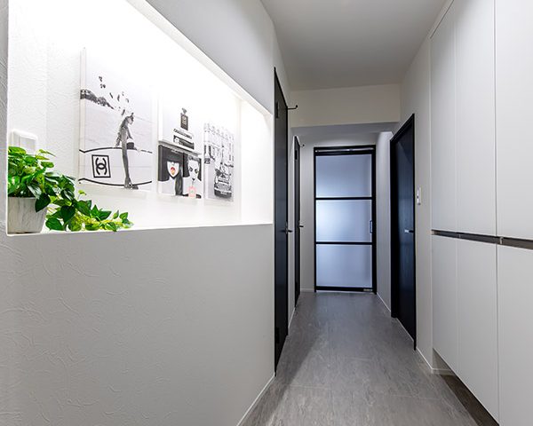 玄関先から見た廊下