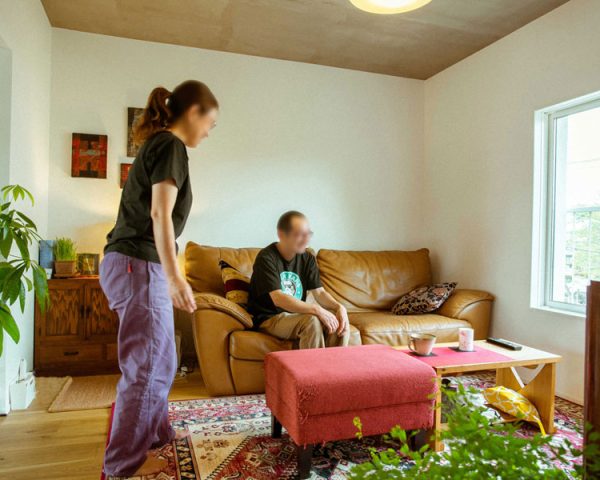 リビングでくつろぐ夫婦