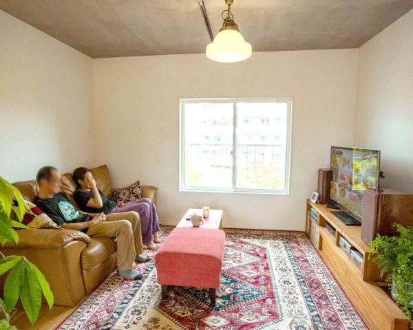 リビングでテレビを見る夫婦