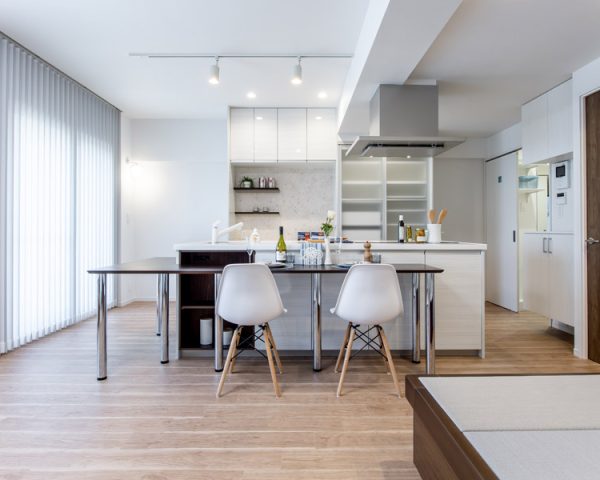 アイランドキッチンとダイニング