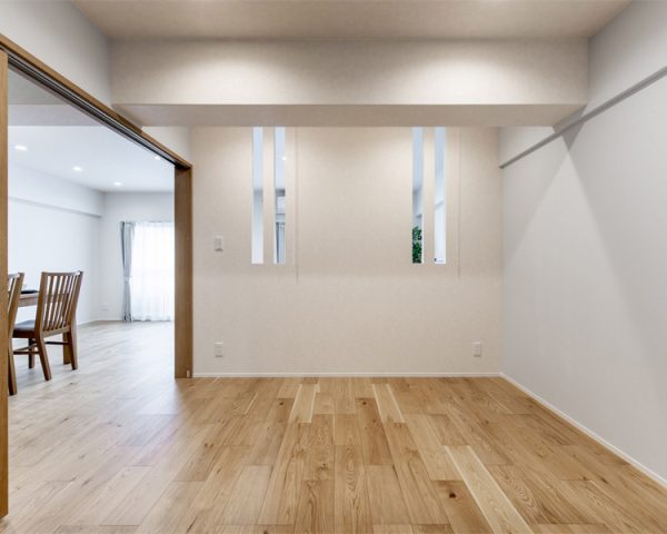 壁のスリットが織りなす光と影が、表情豊かに空間を演出します。