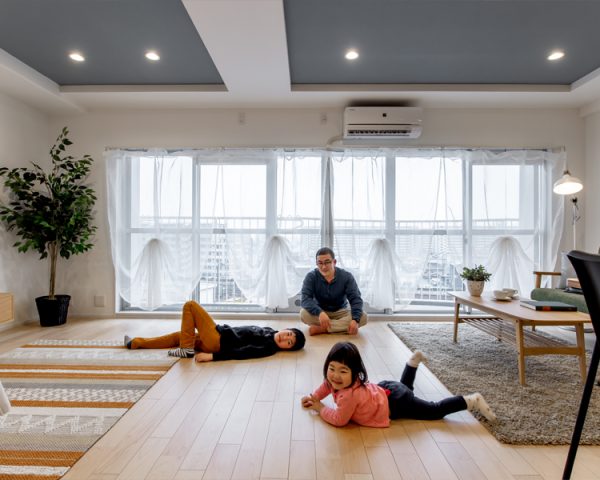 リビングでくつろぐ家族