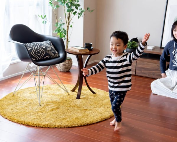 リビングで走る子ども