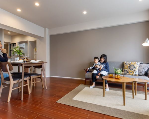 リビングで過ごす家族