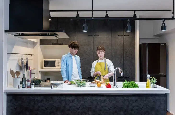 キッチンで料理をする夫婦