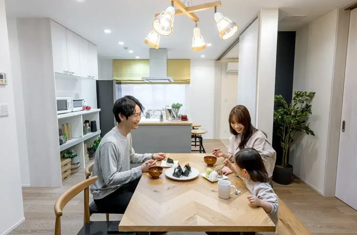 ダイニングで食事をする家族