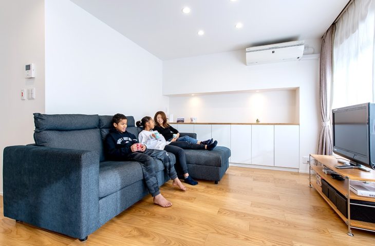 リビングでくつろぐ家族