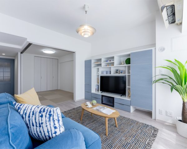 白を基調とし、ブルーグレーをアクセントとしたリビング